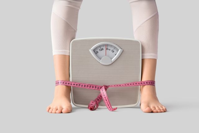 体重計を挟む女性の足